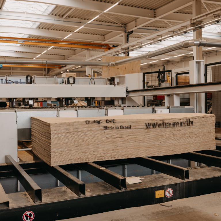 Stapel von Holzplatten auf einer CNC-Anlage in der BROPACK Fertigung