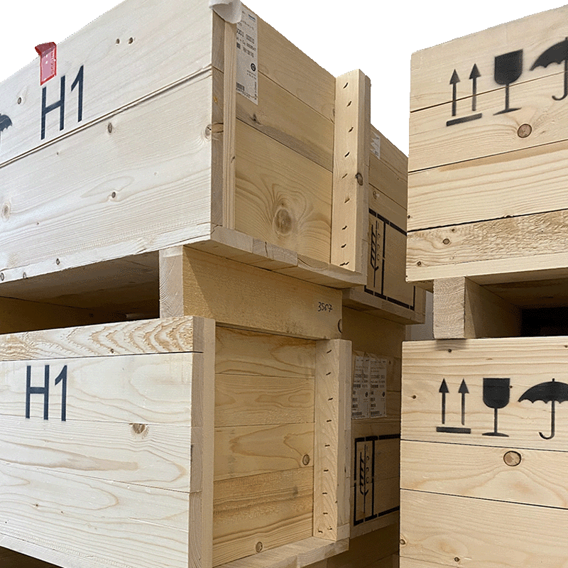 Gestapelte Holz-Transportkisten von BROPACK mit ISPM-15-Kennzeichnung