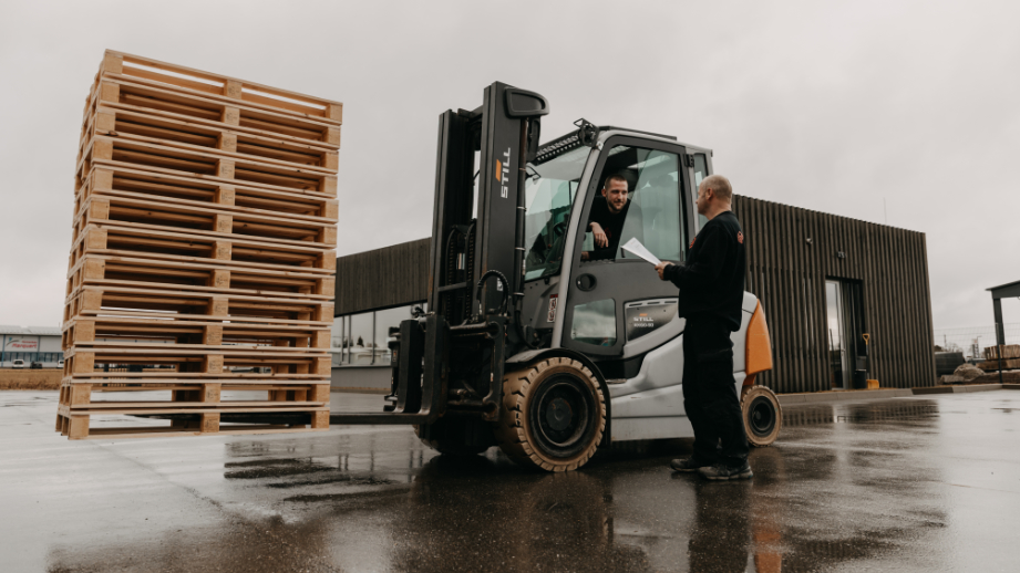 Holzpaletten von BROPACK im Lager – bereit für Just-in-time-Lieferung
