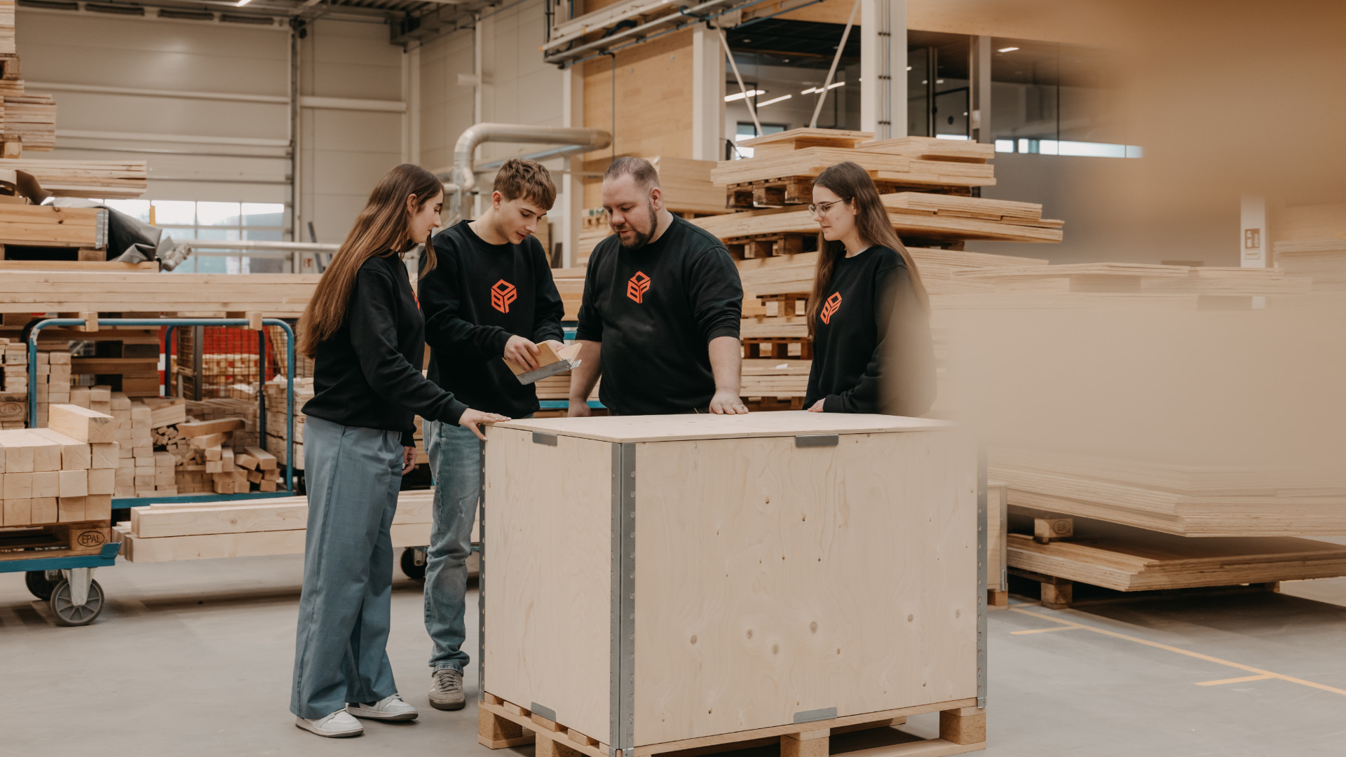 Mehrweg-Holzverpackung BI-Box von BROPACK, aufgebaut auf Palette