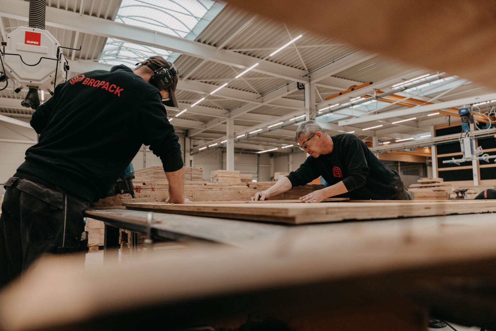 Holz-Wellpappe-Verpackung von BROPACK – Kombination aus Holz und Wellpappe