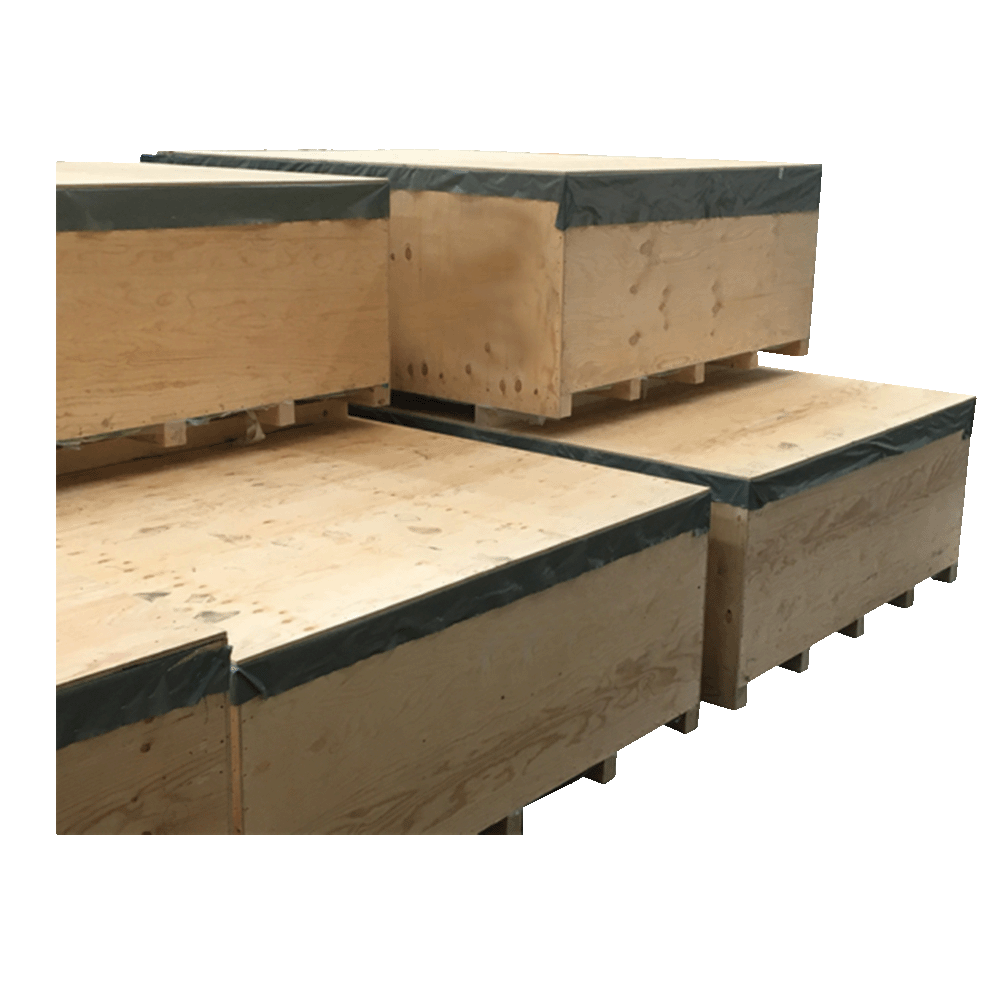 Mehrere lange Holz-Transportkisten von BROPACK im Lager gestapelt
