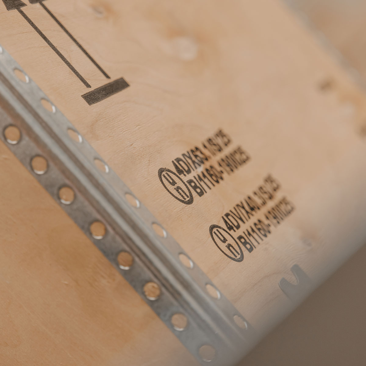 UN-Zulassungskennzeichnung einer Holz-Gefahrgutkiste von BROPACK im Detail
