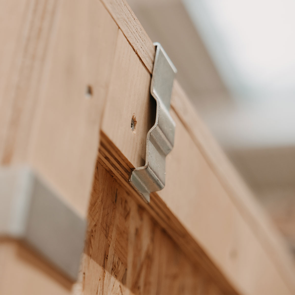 Metallklammer einer Holz-Klammerkiste von BROPACK im Detail