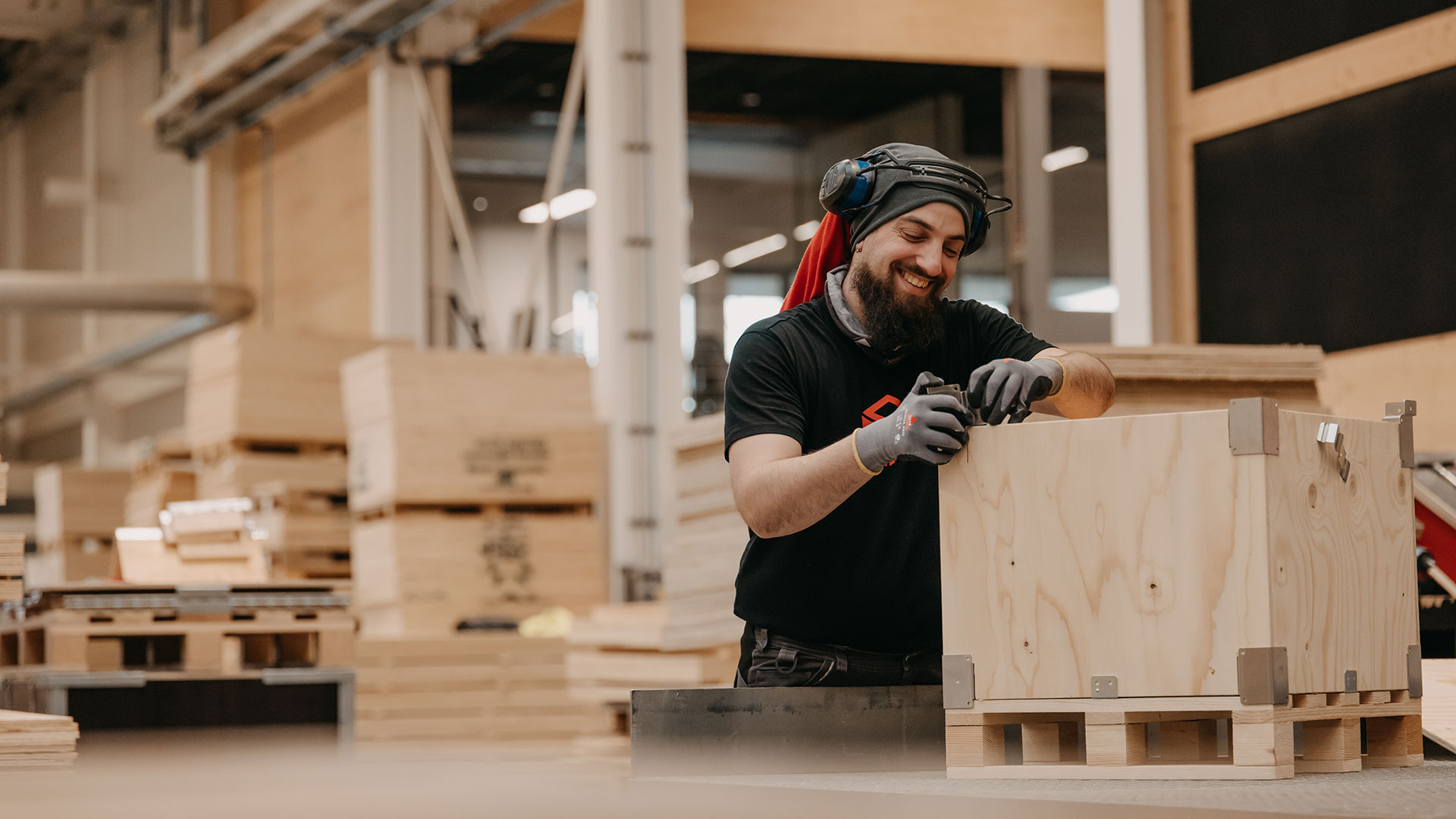 Modulare Holzkiste BRO-Win von BROPACK, aufgebaut auf Palette