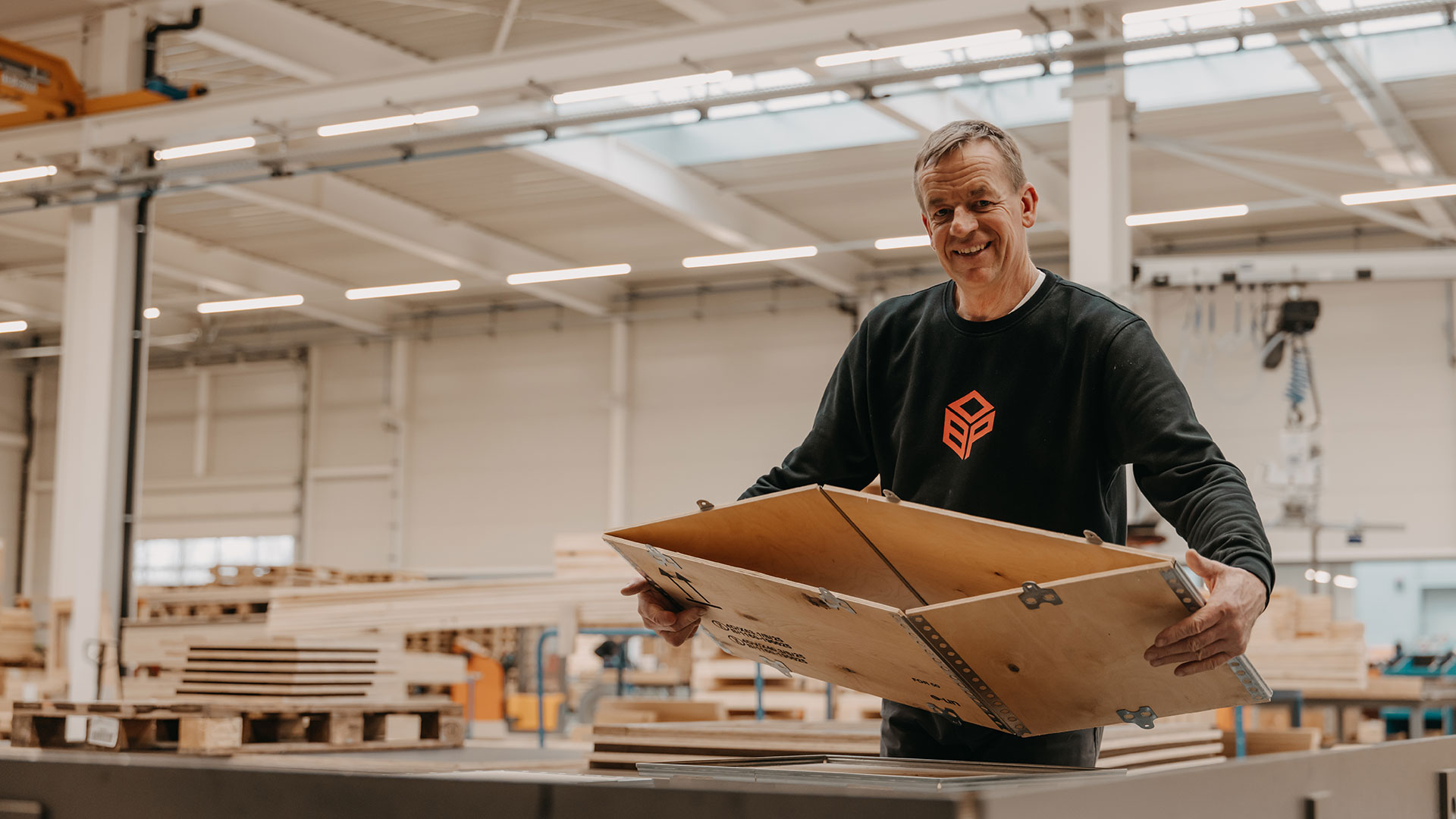 Holz-Faltkiste mit Verschlusslaschen von BROPACK